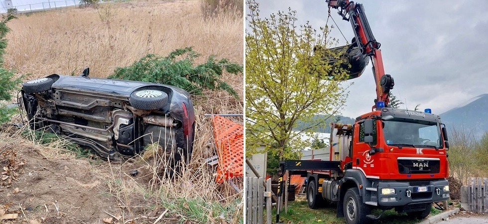 Perde il controllo dell'auto e finisce in un fosso: per recuperare il veicolo i vigili del fuoco utilizzano la gru